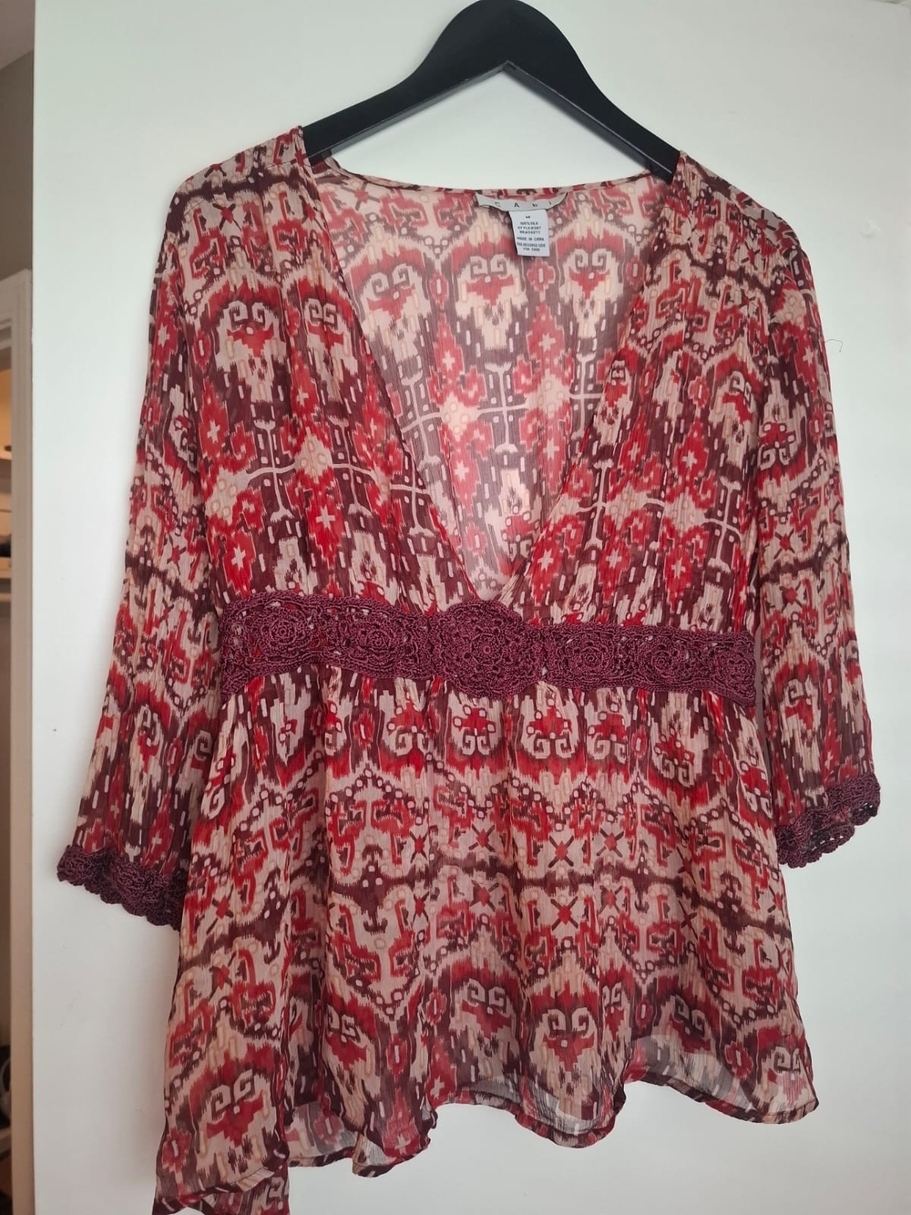 CAbi Red and Cream Printed V-Neck Tunic with Crochet Waistband Size M 100 Silk